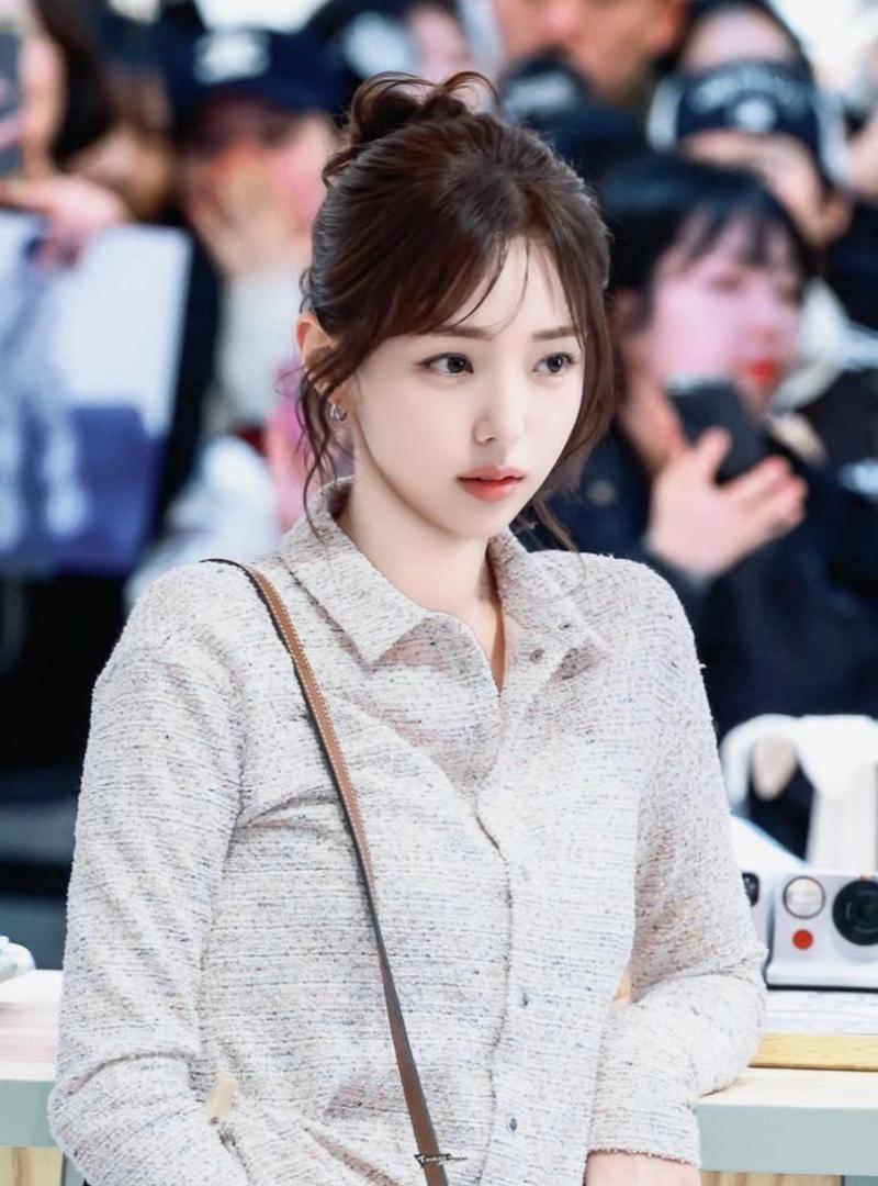 채수빈 롱샴 팝업 포토월