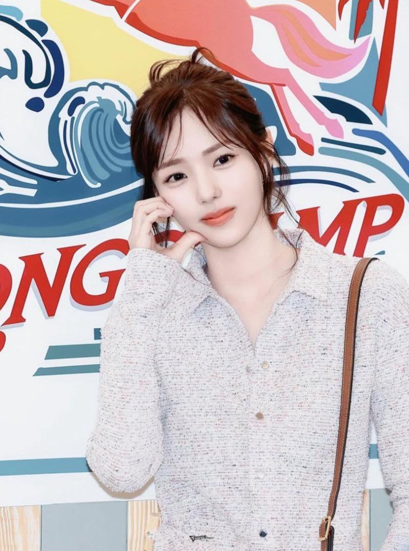 채수빈 롱샴 팝업 포토월