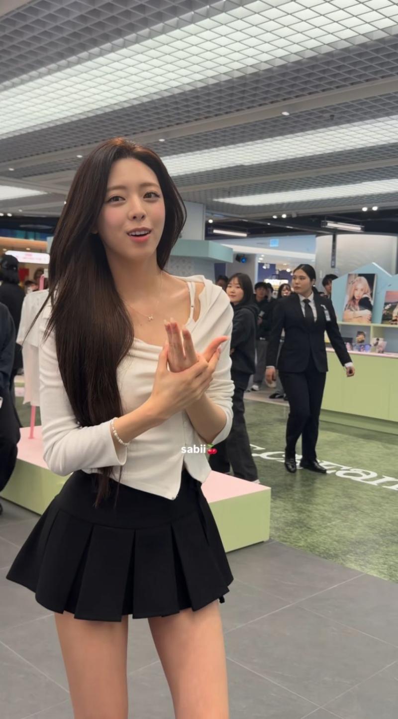 ITZY 유나 실물 느낌.jpg