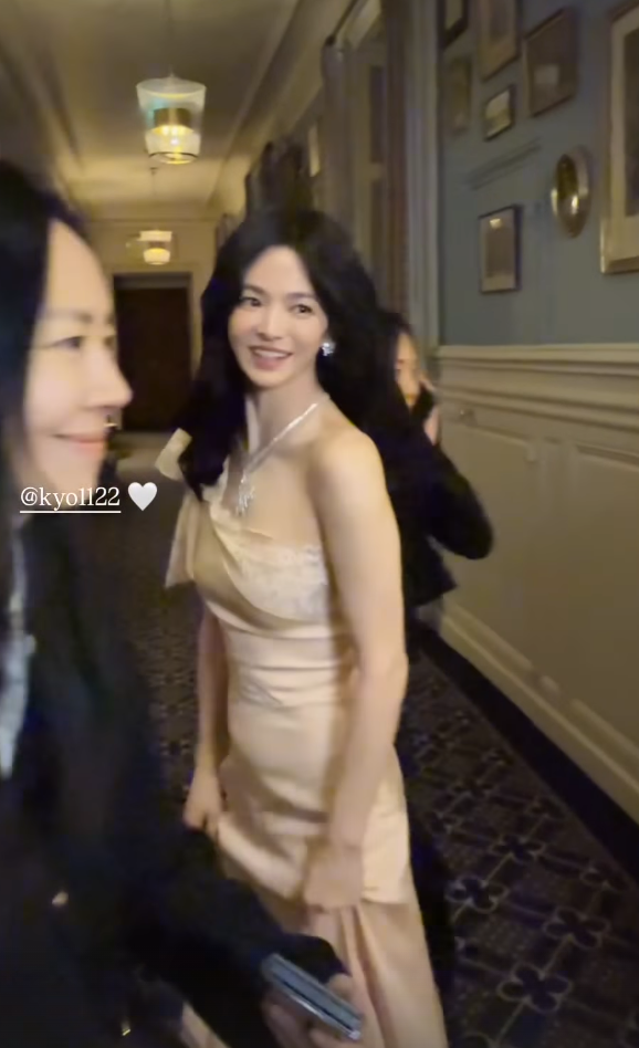 오늘자 행사장에서 끼부리는 송혜교.mp4