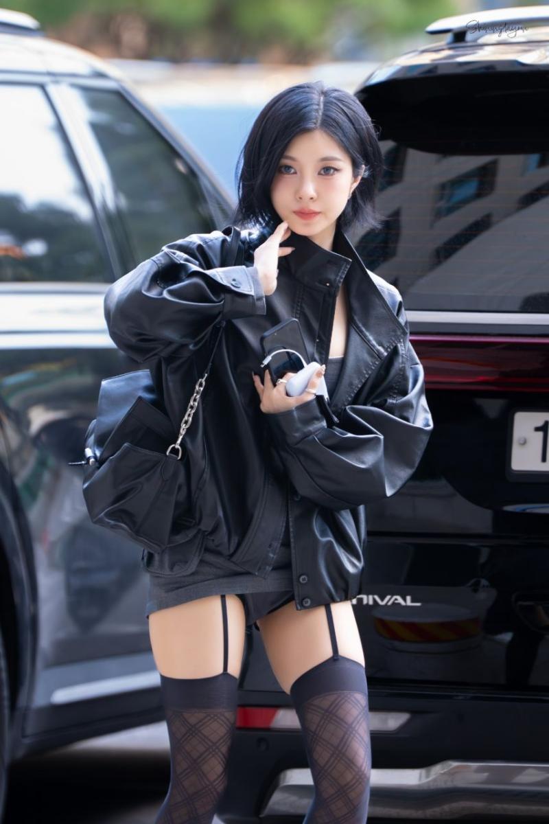 출근하는 케플러 김다연 말려올라간 회색 초미니 가터벨트 야벅지.jpg
