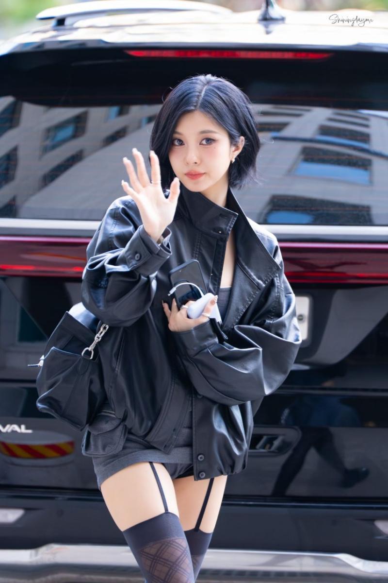 출근하는 케플러 김다연 말려올라간 회색 초미니 가터벨트 야벅지.jpg