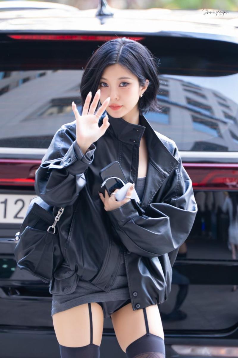 출근하는 케플러 김다연 말려올라간 회색 초미니 가터벨트 야벅지.jpg