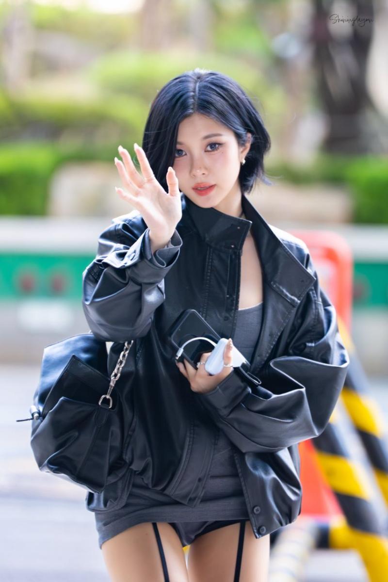 출근하는 케플러 김다연 말려올라간 회색 초미니 가터벨트 야벅지.jpg