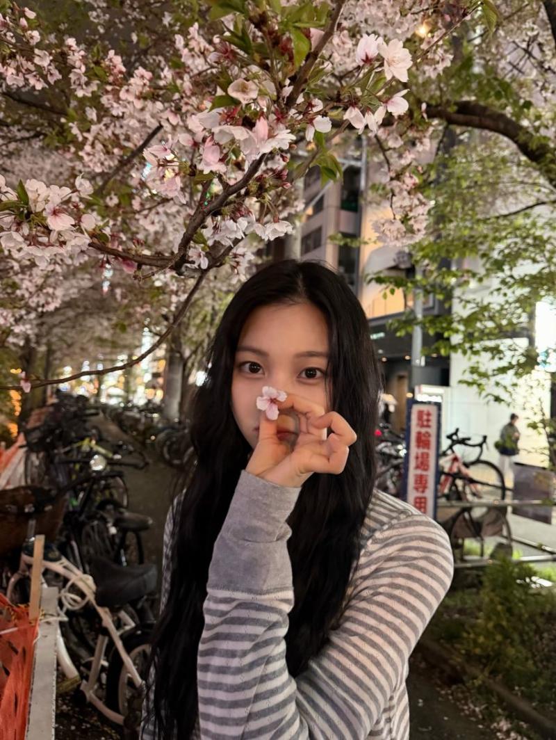 엄지 VIVIZ비비지 인별