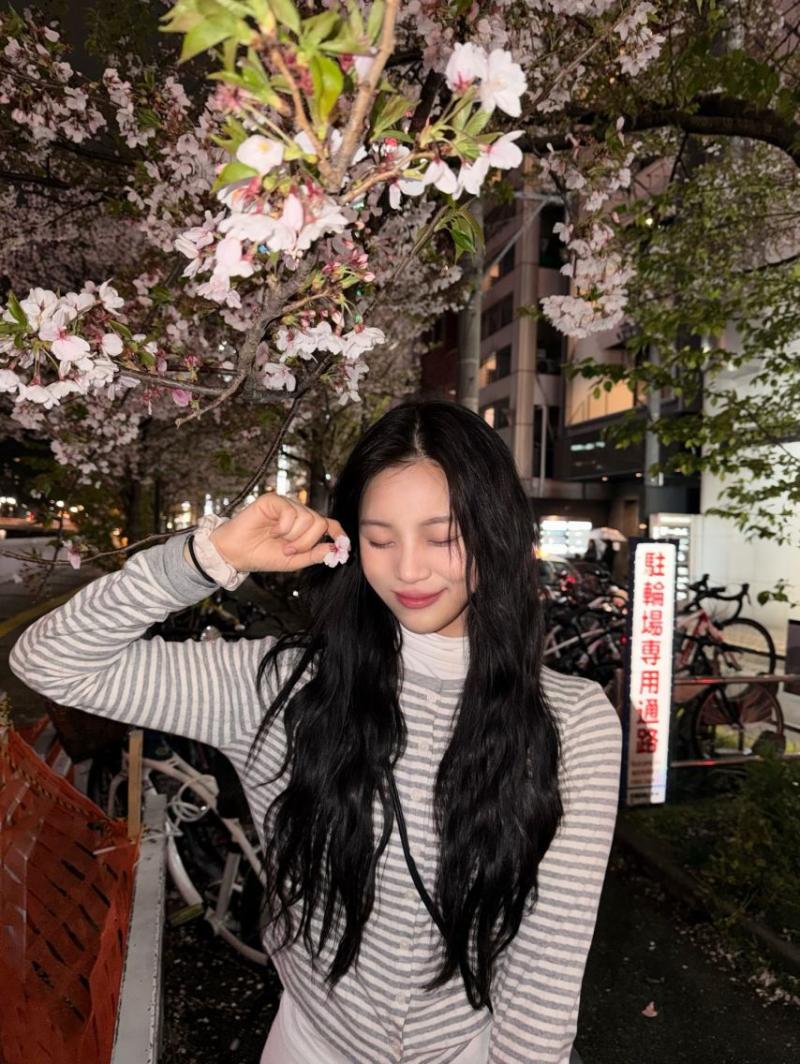엄지 VIVIZ비비지 인별