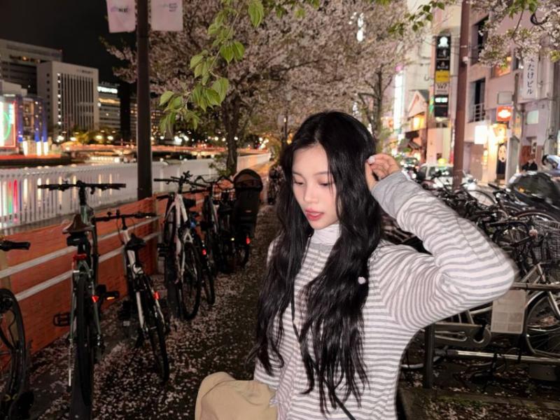 엄지 VIVIZ비비지 인별
