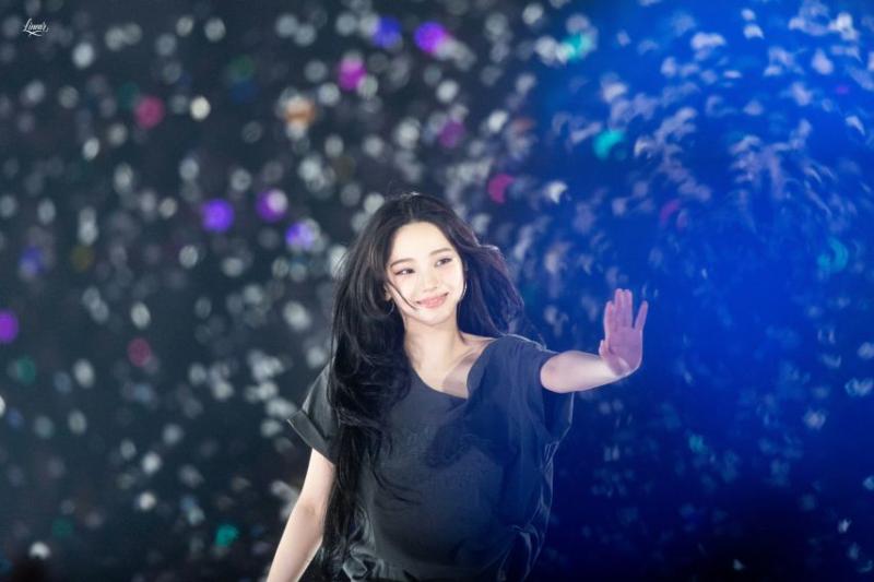 무대 위를 질주하는 에스파 카리나 바운스