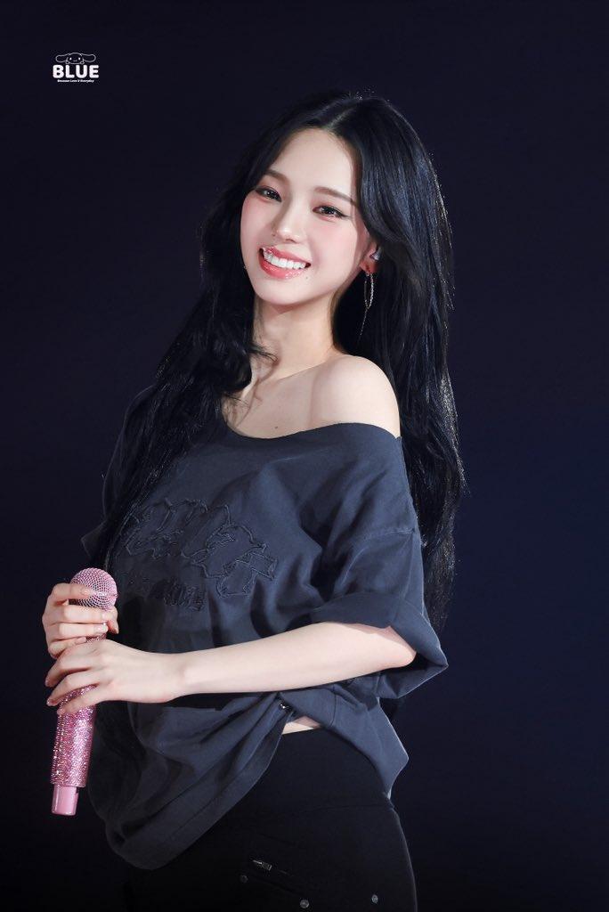 무대 위를 질주하는 에스파 카리나 바운스