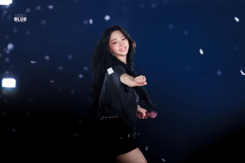무대 위를 질주하는 에스파 카리나 바운스