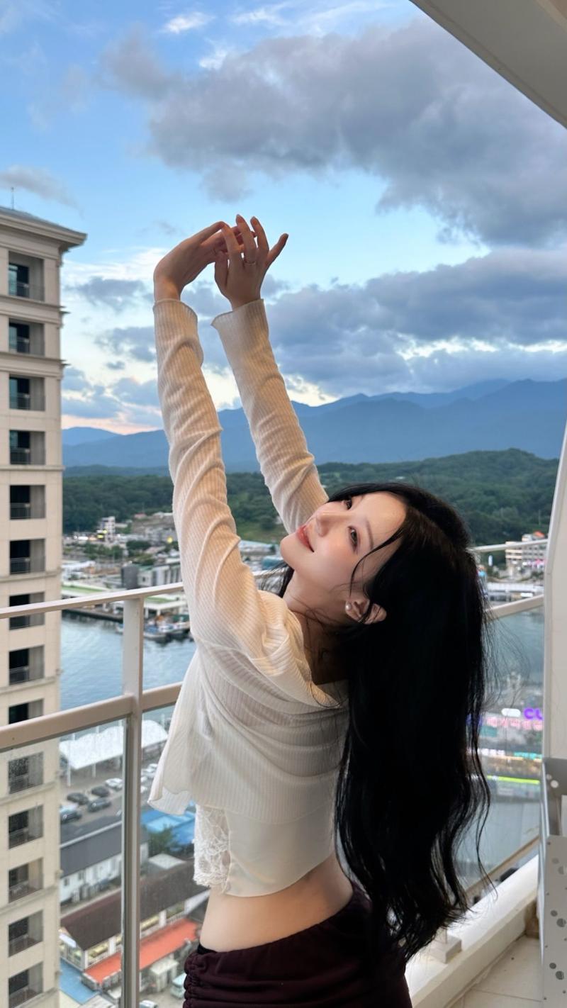 흰티만으로도 존재감이 확실한 트리플에스 김채연