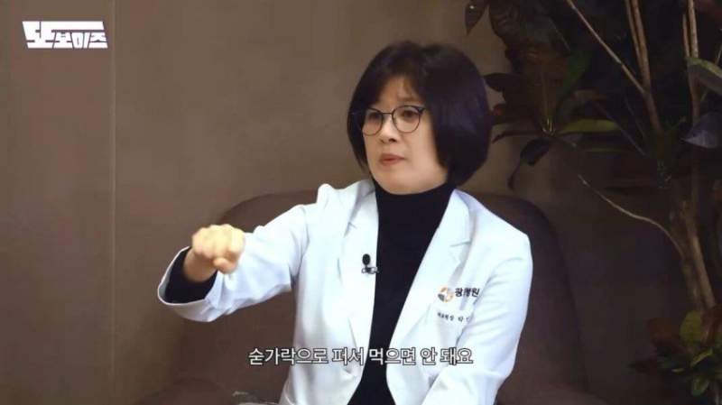 30대부터는 국이나 찌개를 젓가락으로 먹어야 합니다.jpg