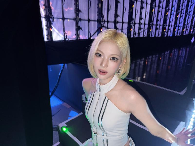 4색 줄무늬 브라탑 프로미스나인 팬사인회 이나경 청치마