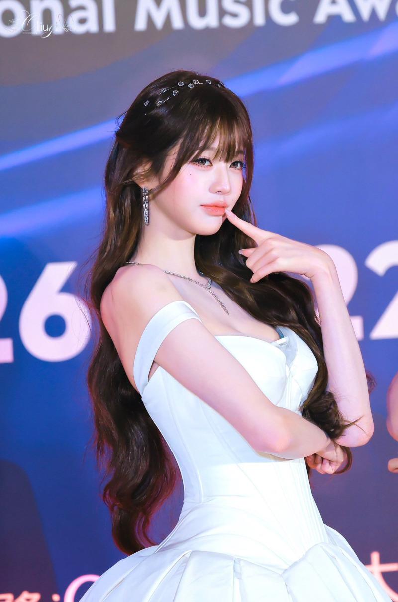 빨간 공항룩 장원영