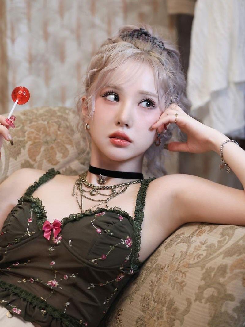 장원영 플래시 속에서 빛나는 공항패션