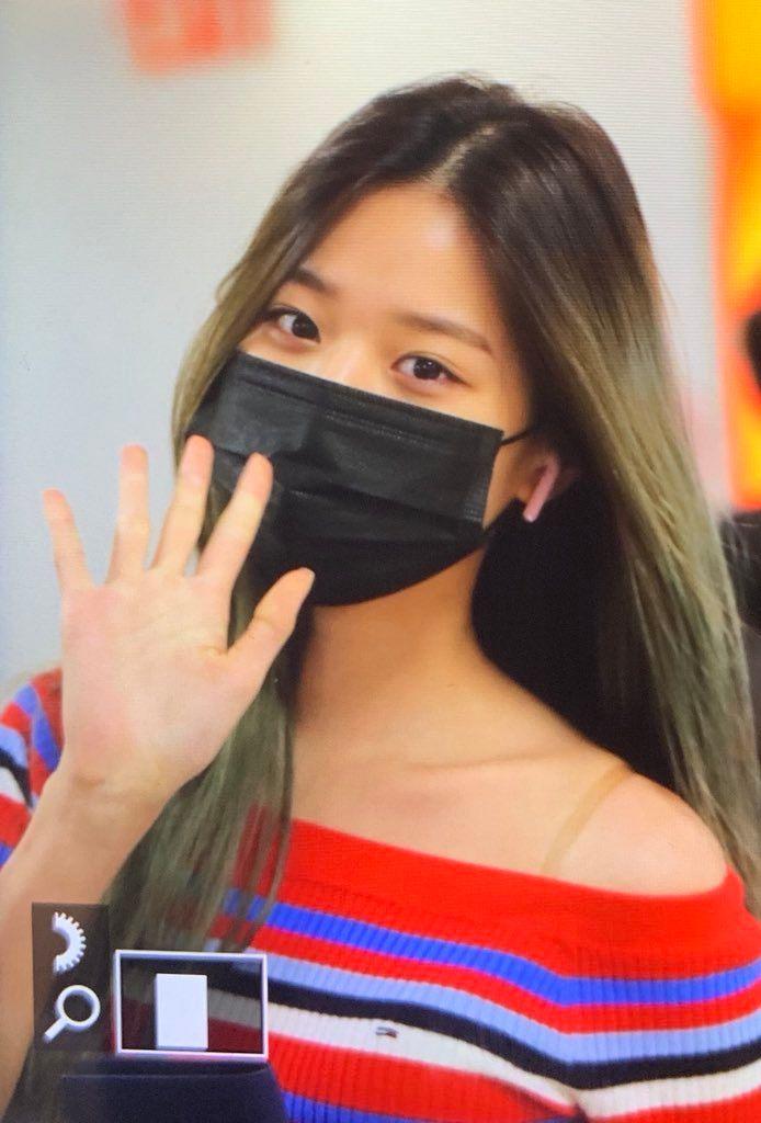 떡잎부터 크게될 장원영... 니트 원피스 공항 패션