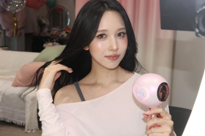 프로미스나인 이채영 코스모폴리탄
