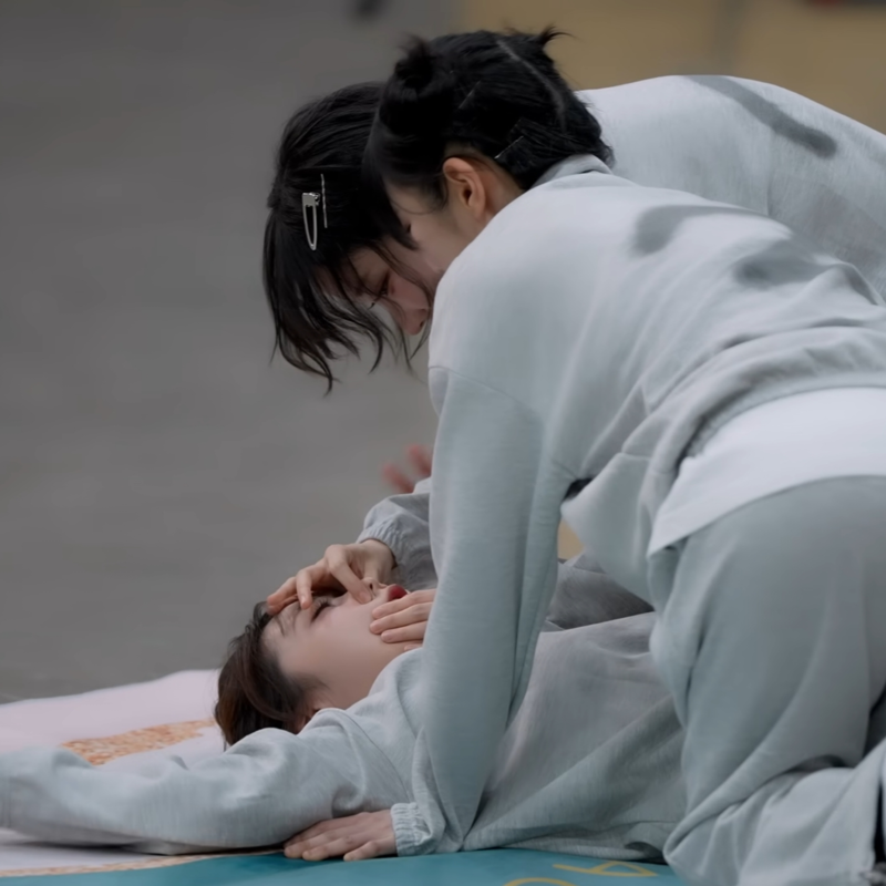 뻗어있는 시요밍을 본 QWER 젠야타와 쵸단 반응