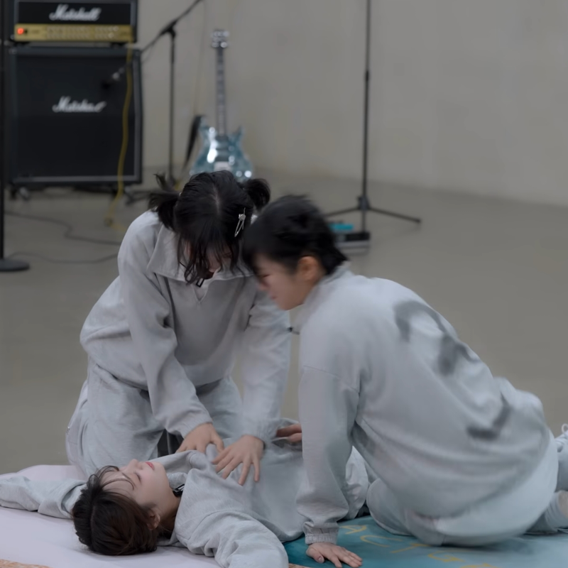 뻗어있는 시요밍을 본 QWER 젠야타와 쵸단 반응