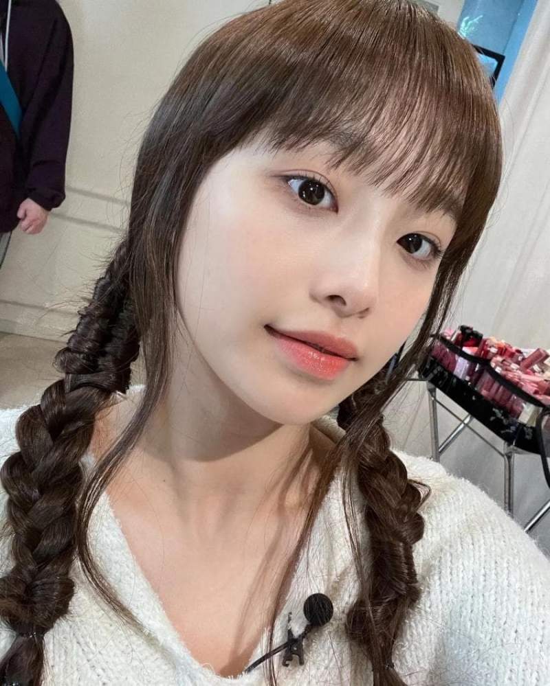 약스] 4세대 걸그룹 메이크업 받아보는 츄.jpg