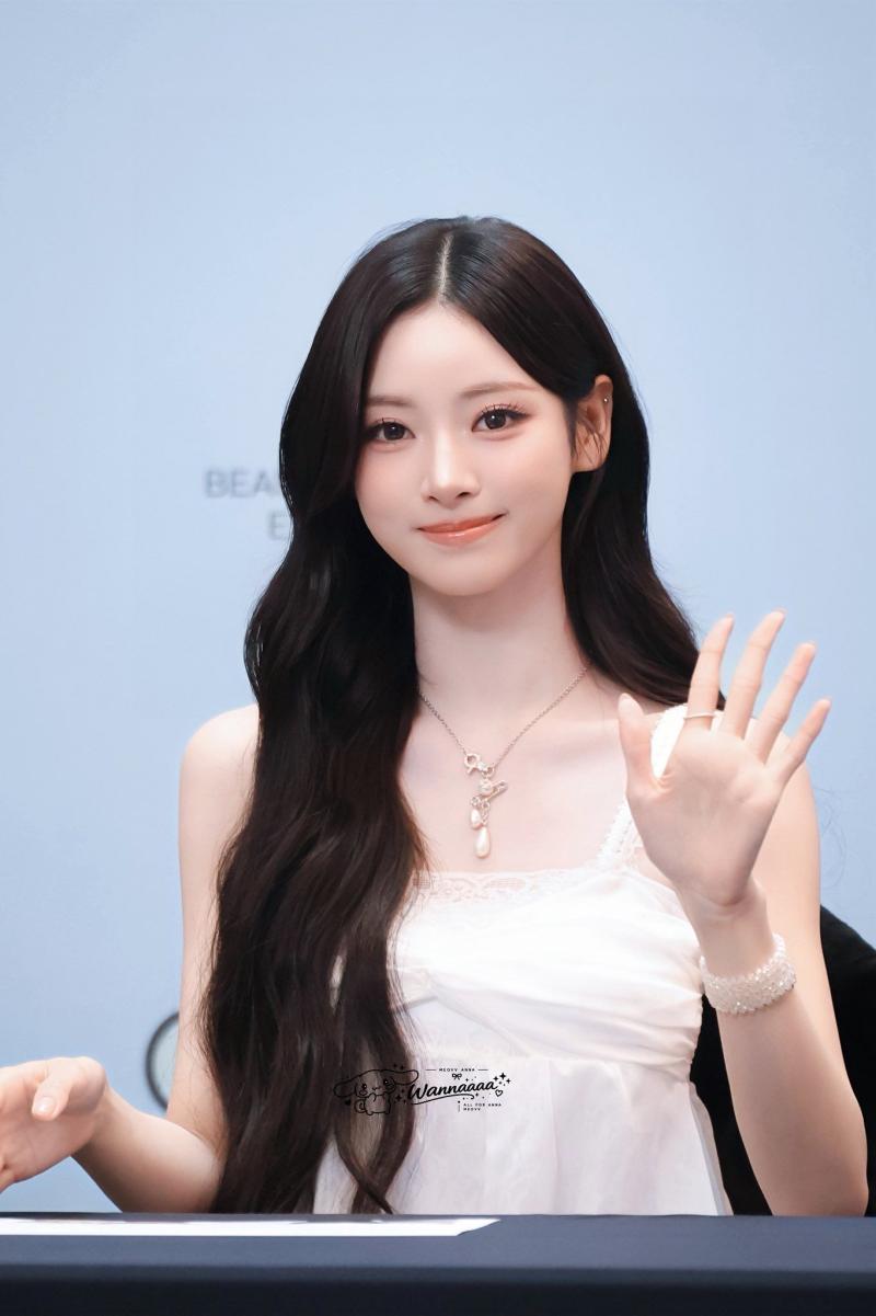 오늘자 미야오 안나 스타필드 수원 팬사인회