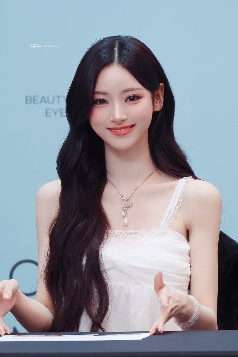 오늘자 미야오 안나 스타필드 수원 팬사인회