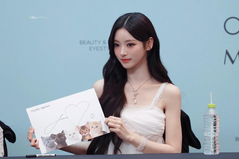 오늘자 미야오 안나 스타필드 수원 팬사인회