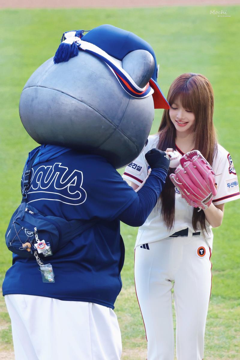 르세라핌 홍은채 두산 시구 행사 260829