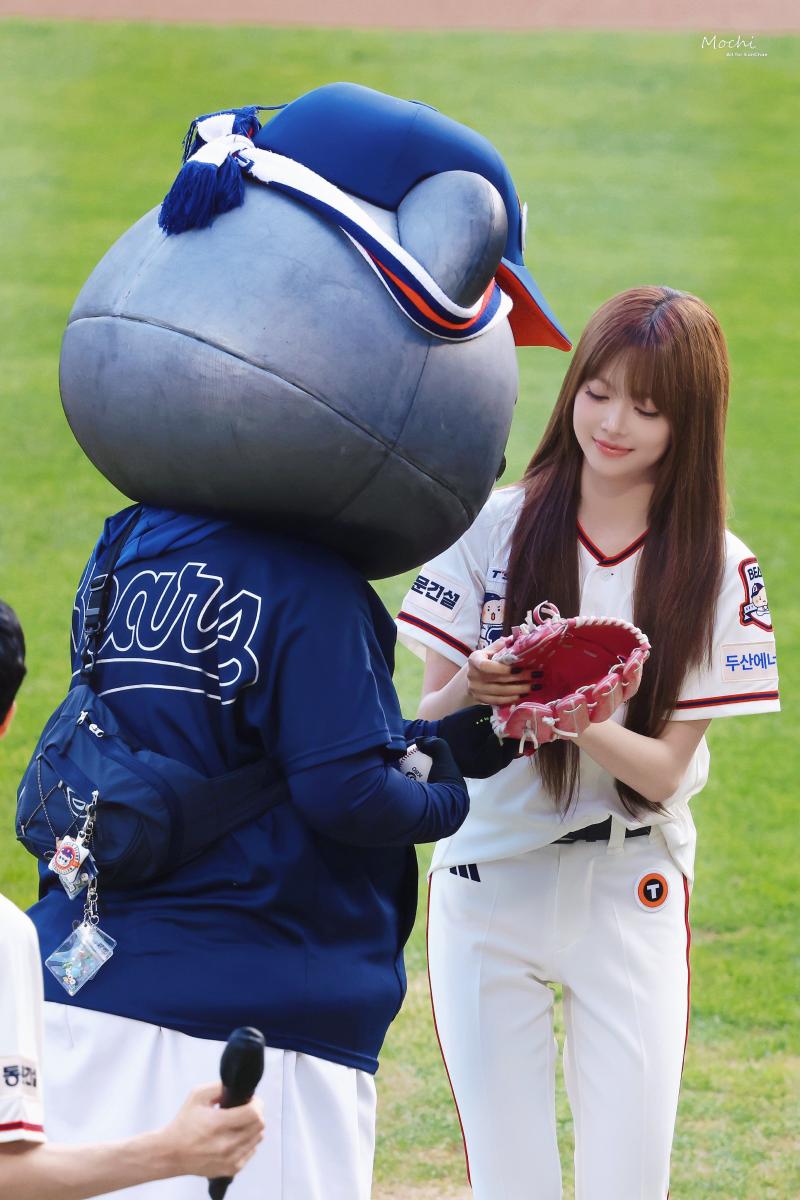 르세라핌 홍은채 두산 시구 행사 260829
