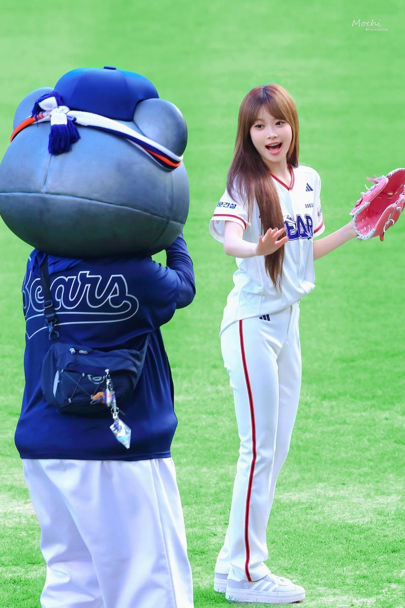 르세라핌 홍은채 두산 시구 행사 260829