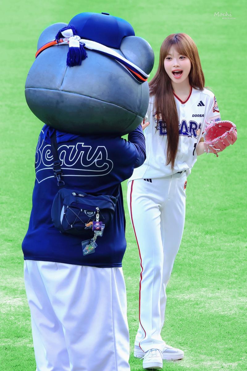 르세라핌 홍은채 두산 시구 행사 260829
