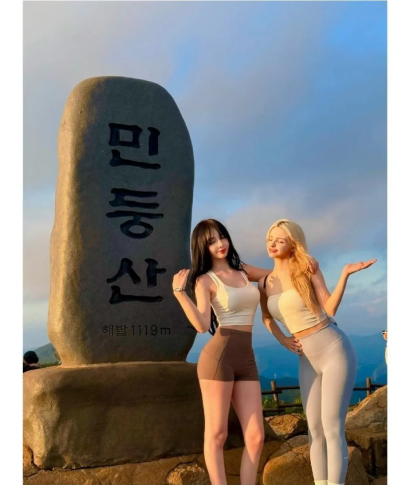 레깅스 입고 민둥산 오른 98년생 한국녀