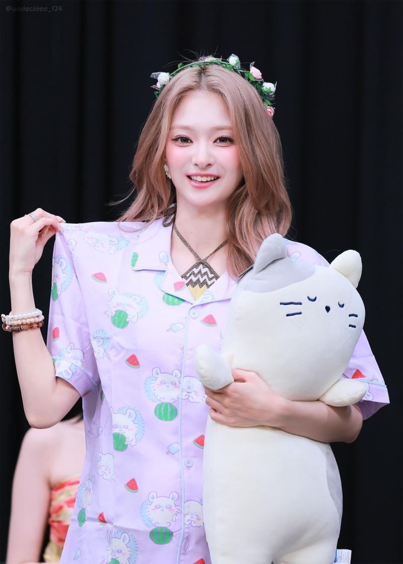 시구 후 응원하는 권은비 흰나시 가슴골