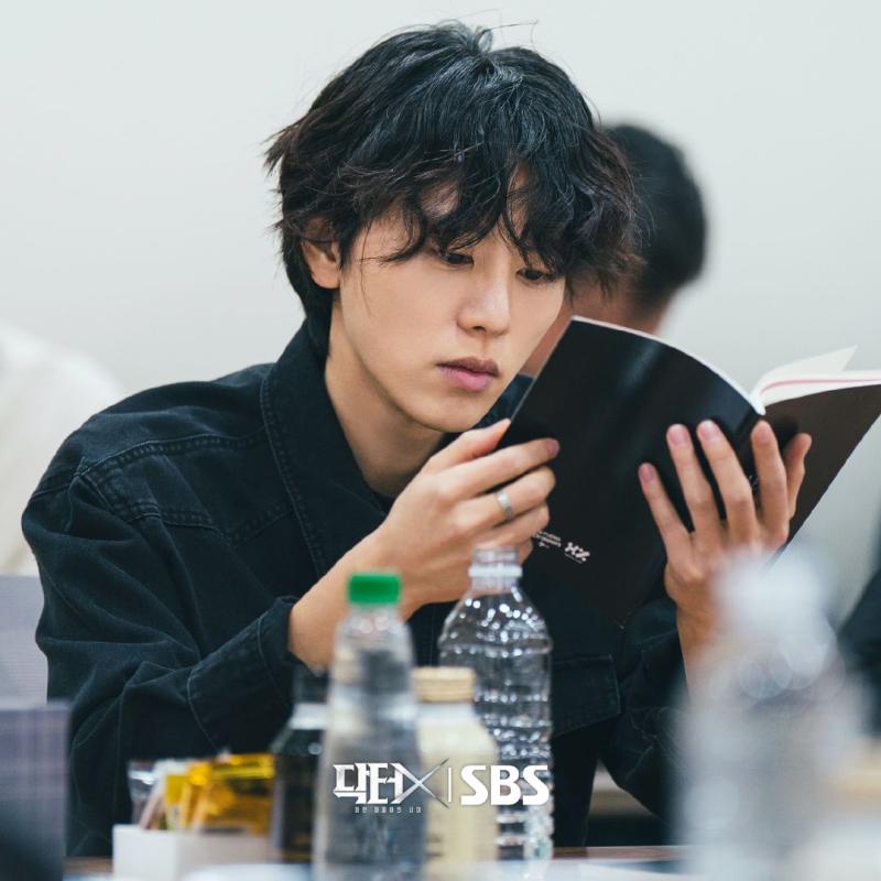 김지원 이정은 손현주 김우석 닥터X