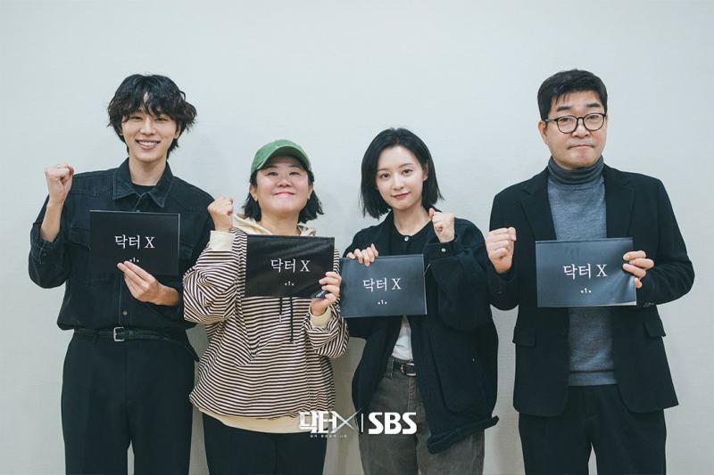 김지원 이정은 손현주 김우석 닥터X