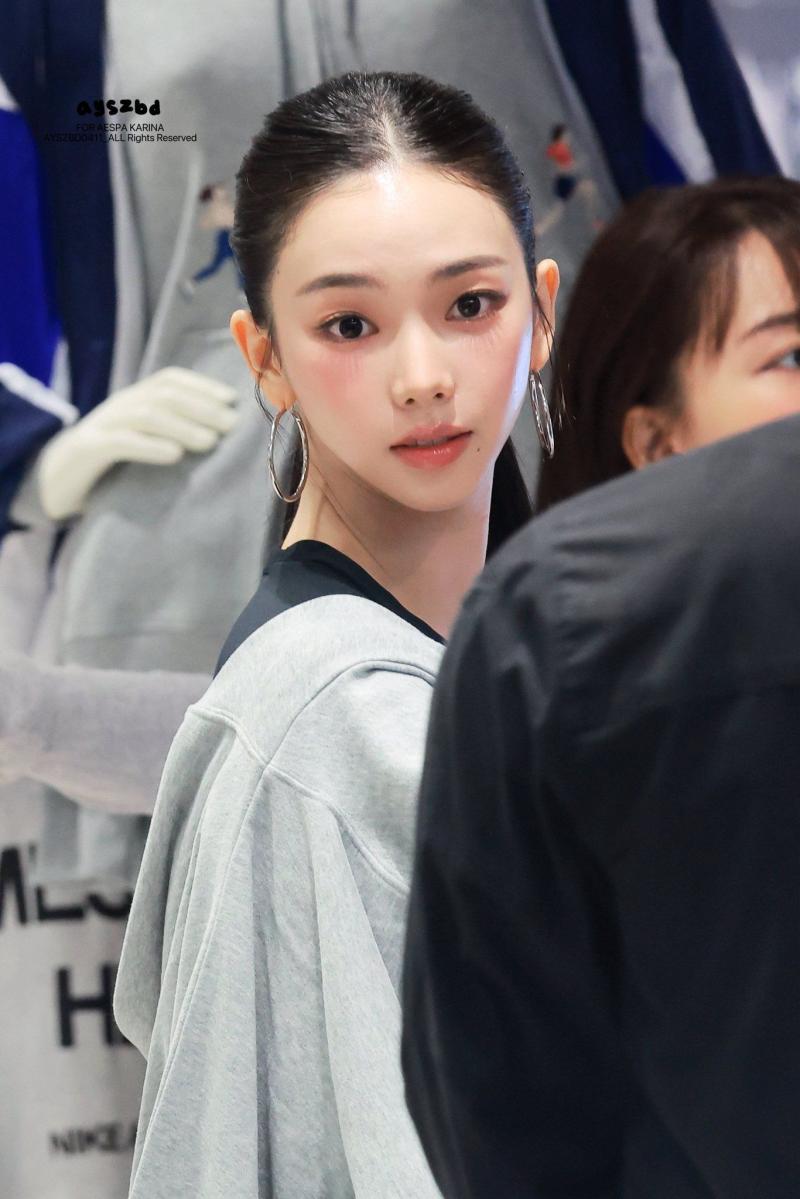 260901 에스파 카리나 나이키 스튜디오 플리스 팝업 성수