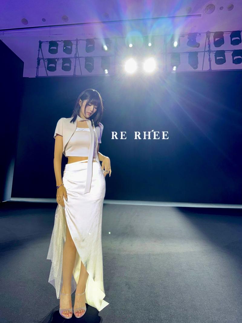 대기실의 전소미 묵직한 가죽 밀리터리 코르셋