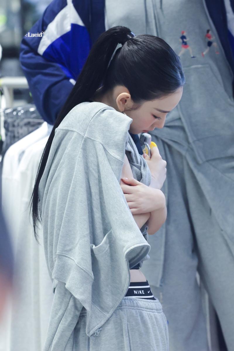 오늘자 어마어마한 에스파 카리나 나이키 팝업 행사 (스압)