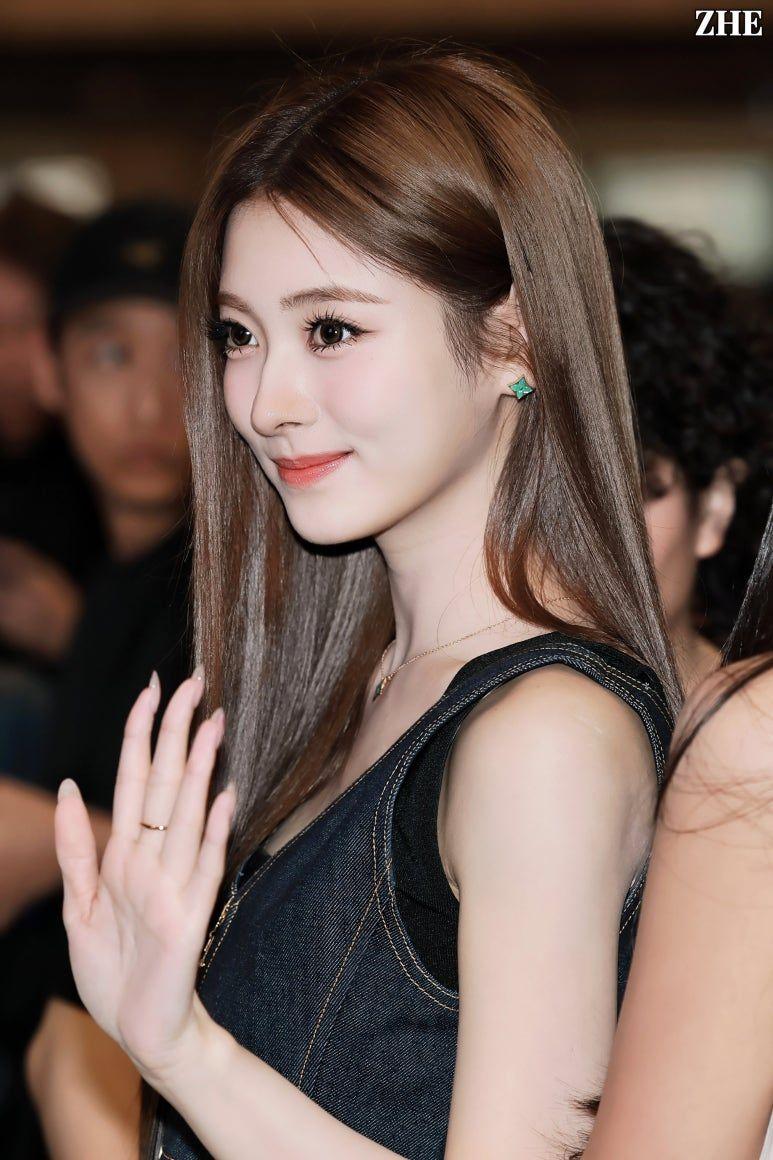 [비비지/VIVIZ] 무대위 은하...아찔한 우유빛깔...지리는 청순 볼