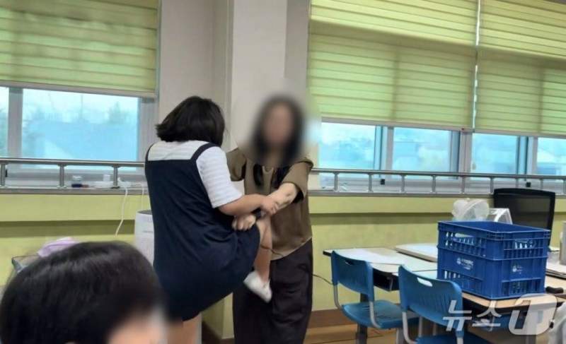 여교사 폭행한 5학년 초등 여학생.mp4