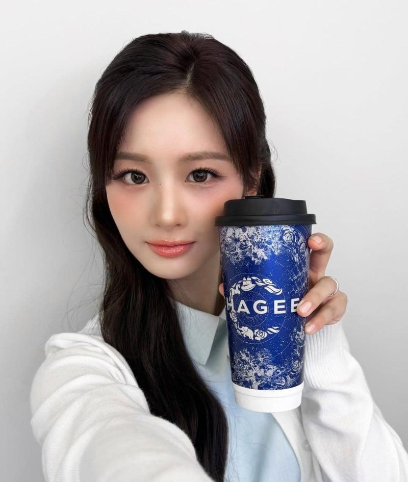 CHAGEE 인증샷 찍는 설윤이랑 원영이랑