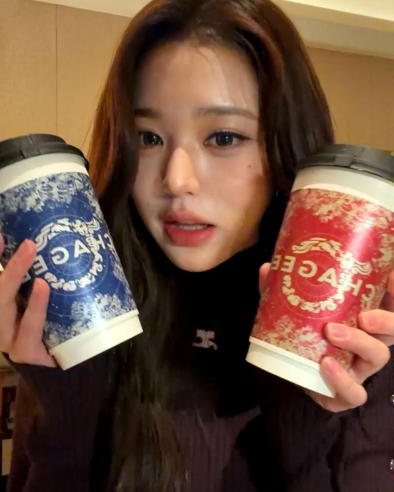 CHAGEE 인증샷 찍는 설윤이랑 원영이랑