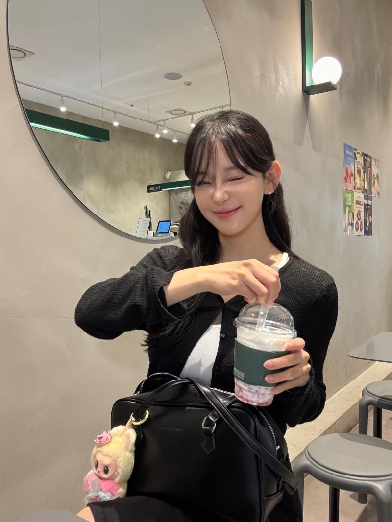 켈빈클라인 모모...숨 넘아가는 묵직한 볼륨감