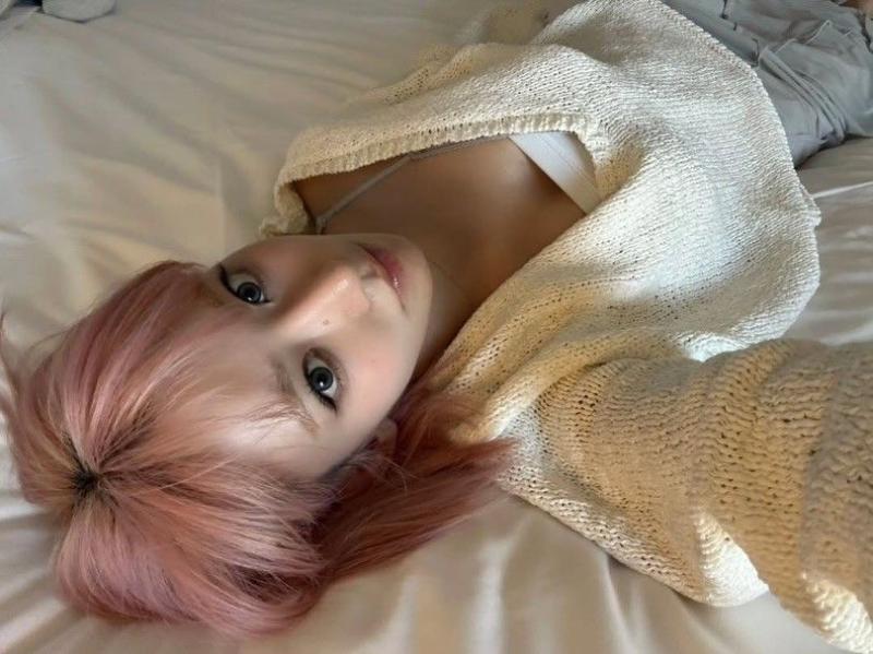 QWER 마젠타 눕방 흰 슬립 슴골