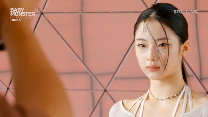 [키키] 이솔, 짧은 줄 무늬 무대의상 ㄷㄷ