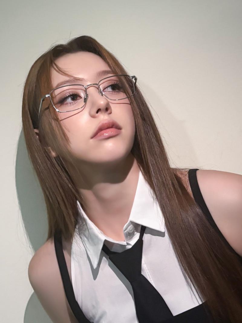 프로미스나인 박지원 흰나시 청바지 핏 뒤태
