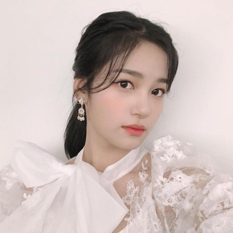 팬들한테 인사하는 베이비몬스터 로라