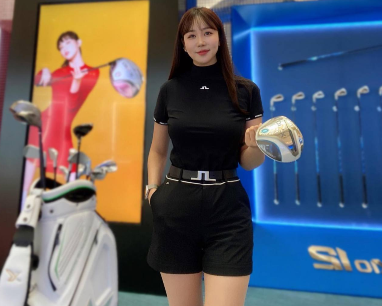 끼부리는 최예나 파란 에나멜 핫팬츠