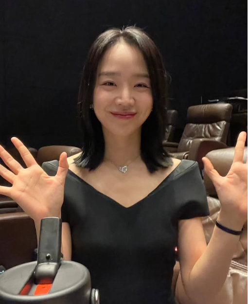 블랙 오프숄더 드레스 블랙핑크 지수