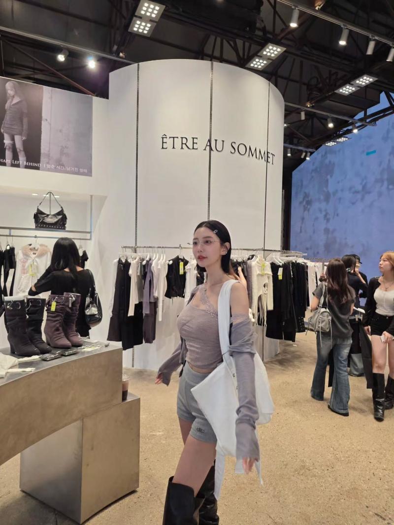단발로 자르고 공항에 나타난 아이유(IU).MP4
